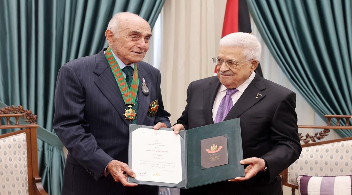 الرئيس محمود عباس، يقلد الاقتصادي الوطني منيب المصري "النجمة الكبرى" من وسام القدس